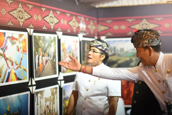 wagub-giri-prasta-apresiasi-pameran-foto-kpk-karangasem