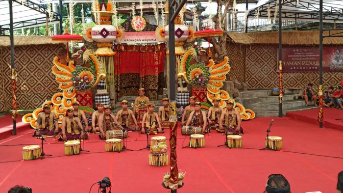 angkat-tema-amrih-sukaning-rat-penampilan-sanggar-seni-werdhi-budaya-bius-penonton