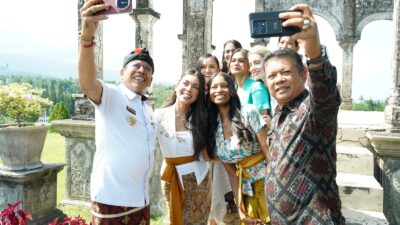 berkunjung-ke-karangasem-gus-par-guru-pandu-sambut-hangat-miss-universe-2014