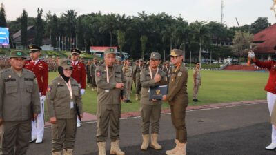 bupati-dan-wakil-bupati-badung-terima-pin-alumni-kehormatan-sinergi-dan-kolaborasi-jadi-kunci-tata-kelola-pemerintahan-efektif