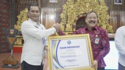 bupati-karangasem-terima-penghargaan-bnn-komitmen-tegas-perangi-narkoba-demi-generasi-emas-2045