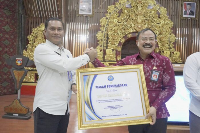 bupati-karangasem-terima-penghargaan-bnn-komitmen-tegas-perangi-narkoba-demi-generasi-emas-2045