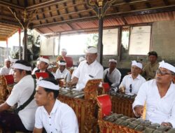 Gubernur Koster Ngayah Mainkan Gamelan di Pura Besakih Tepat Perayaan Tumpek Krulut, Bukti Kedekatan Pemimpin dan Masyarakat