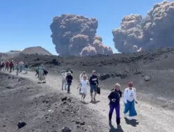 Gunung Etna di Sisilia Italia Muntahkan Gumpalan Abu Panas, Wisatawan Berlarian