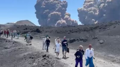 gunung-etna-di-sisilia-italia-muntahkan-gumpalan-abu-panas-wisatawan-berlarian
