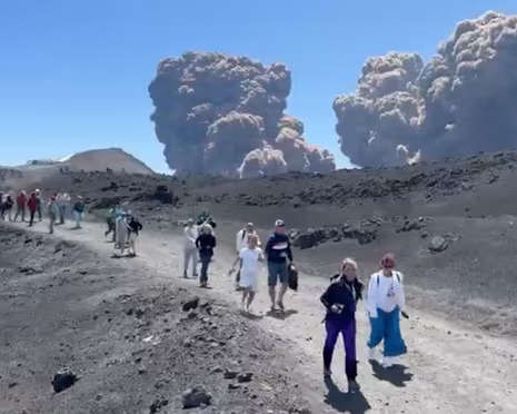 gunung-etna-di-sisilia-italia-muntahkan-gumpalan-abu-panas-wisatawan-berlarian