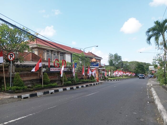 hut-kota-amlapura-ke-385-pemkab-karangasem-pasang-bendera-merah-putih