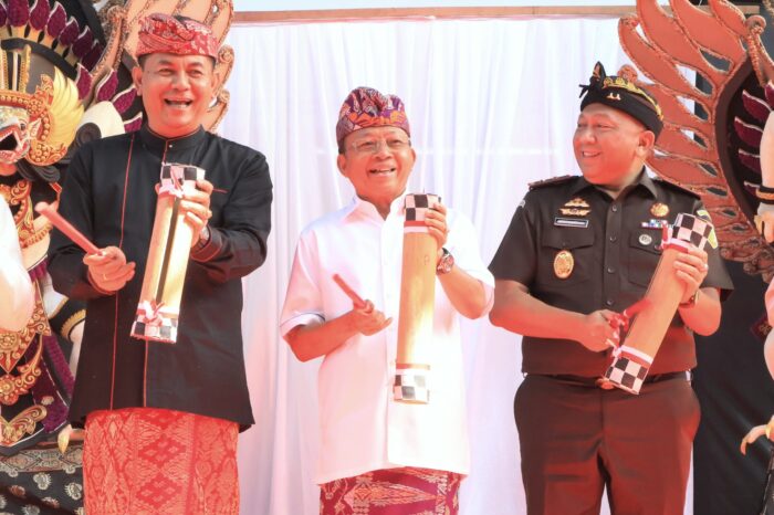 komitmen-bersama-implementasi-bale-kertha-adhyaksa-di-bali-gubernur-koster-revitalisasi-hukum-adat-pilar-keadilan-lokal