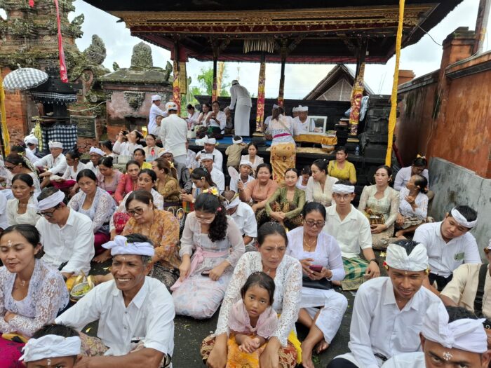 langkah-bhakti-dari-utara-semeton-madenan-tangkil-ke-leluhur-pura-dalem-pemuteran