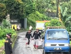 Aksi Keren Pecalang Desa Adat Padang Tunggal, Urug Jalan Berlubang di Jembatan