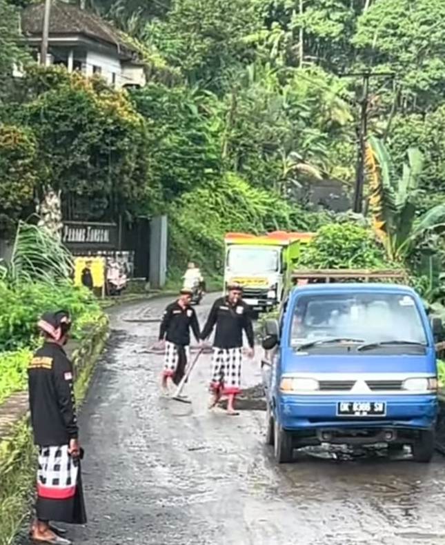 aksi-keren-pecalang-desa-adat-padang-tunggal-urug-jalan-berlubang-di-jembatan