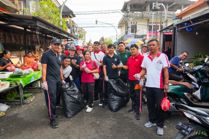 peringati-hari-lingkungan-hidup-sedunia-dinas-koperasi-ukm-dan-perdagangan-kabupaten-badung-bersih-bersih-pasar