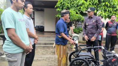 karangasem-peduli-disabilitas-bupati-gus-par-serahkan-bantuan-kursi-roda