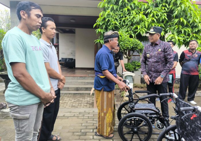 karangasem-peduli-disabilitas-bupati-gus-par-serahkan-bantuan-kursi-roda