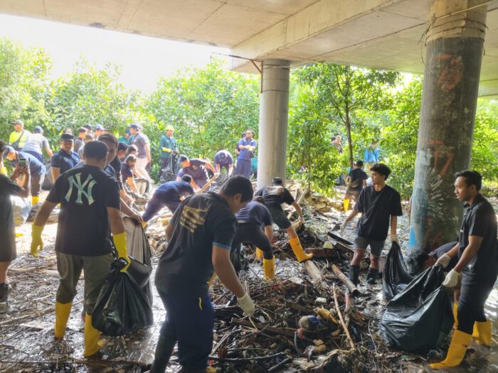 pt-jasamarga-bali-tol-gelar-pembersihan-sampah-di-taman-hutan-raya-ngurah-rai