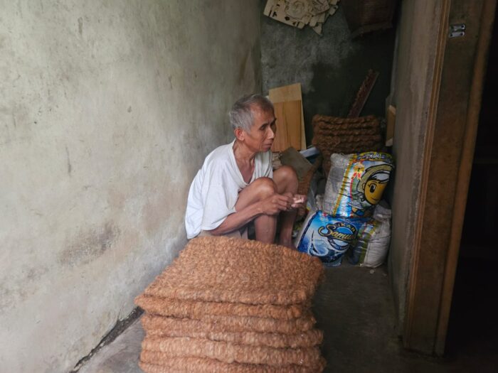Wayan Tumpek Penjual Keset di Karangasem