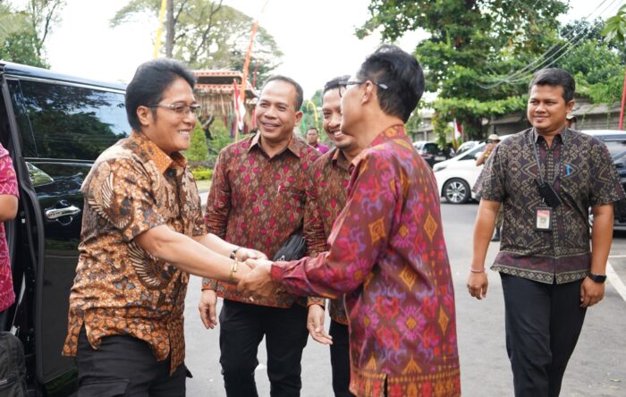 apresiasi-kepengurusan-baru-pwi-bali-wagub-giri-prasta-tegaskan-di-bali-tidak-ada-lagi-wartawan-abal-abal