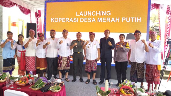 bupati-sedana-arta-serahkan-sertifikat-koperasi-kepada-ketua-koperasi-merah-putih-desa-ulian