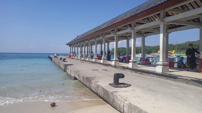 dilanda-cuaca-buruk-ksop-padangbai-hentikan-penyeberangan-fast-boat