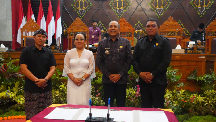 dprd-karangasem-sahkan-ranperda-pertanggungjawaban-apbd-2024