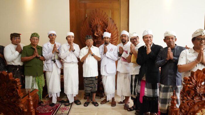 gubernur-koster-siap-hadiri-upacara-medewa-sraya-di-pura-tuluk-biyu-batur-komit-dan-hormati-nilai-luhur-budaya-bali
