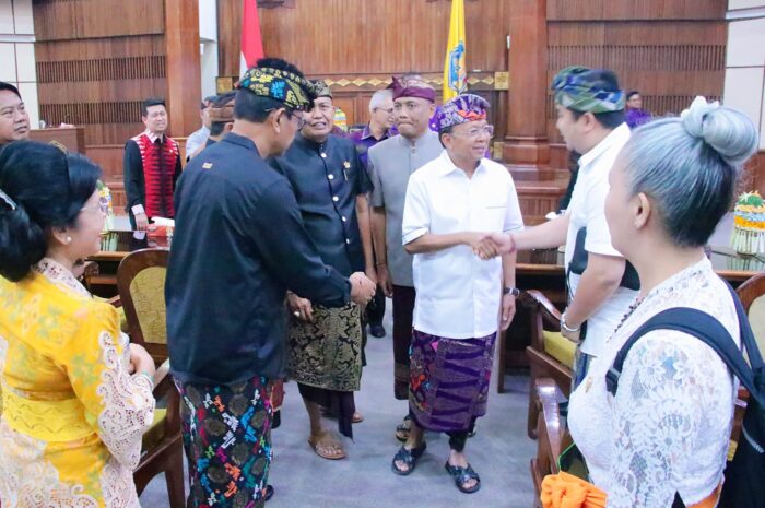 jawab-pandangan-umum-fraksi-gubernur-bali-komitmen-tata-kelola-apbd-pwa-energi-bersih-dan-infrastruktur-strategis-2