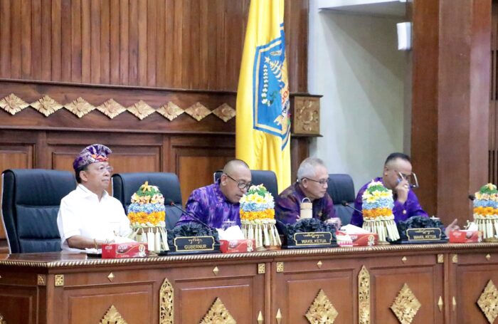 jawab-pandangan-umum-fraksi-gubernur-bali-komitmen-tata-kelola-apbd-pwa-energi-bersih-dan-infrastruktur-strategis
