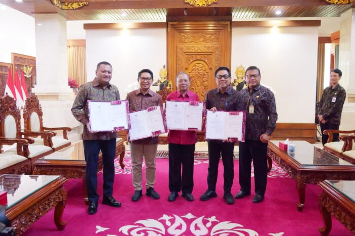 pemerataan-pembangunan-melalui-bkk-gubernur-koster-teken-pks-strategis-dengan-bupati-badung-dan-gianyar