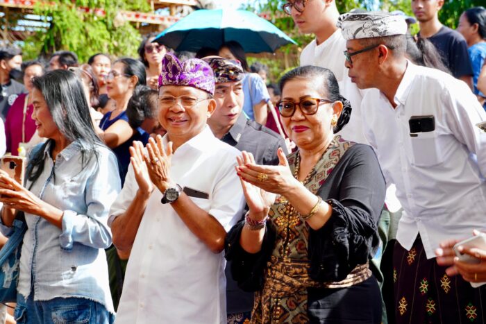 saksikan-gamelan-penting-dan-utsawa-gong-kebyar-wanita-dari-siang-hingga-malam-gubernur-koster-dan-ibu-putri-disambut-antusias-warga-dan-seniman