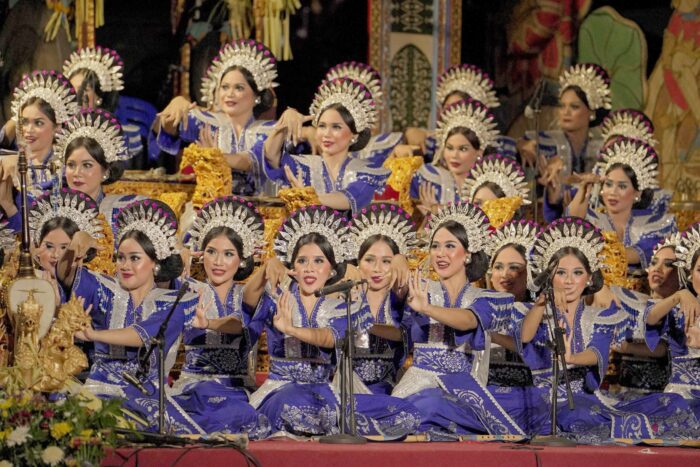 sekaa-gong-wanita-karang-asti-komala-tampilkan-tedung-jagat-dan-tabuh-telu-hipnotis-penonton-pkb-ke-47-di-ardha-candra