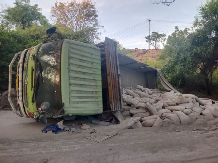 tak-kuat-nanjak-truk-tronton-angkut-semen-terguling-di-tanjakan-tulamben