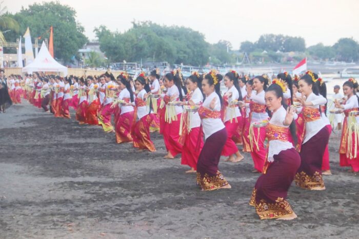 tari-panyembrahma-massal-awali-pembukaan-lovina-festival-2025