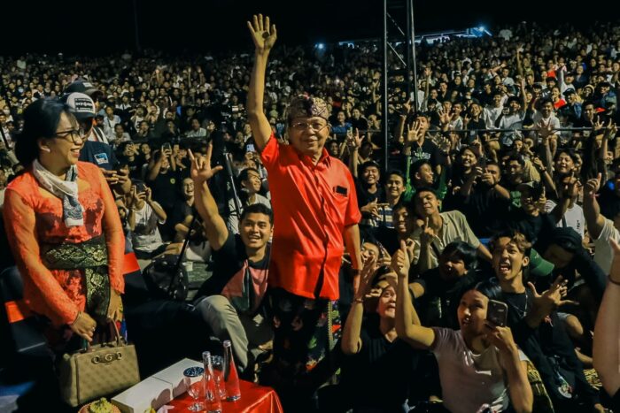 teriakan-pak-yan-menggema-generasi-muda-bali-antusias-sambut-gubernur-koster-saat-saksikan-lomba-barong-ket-pkb-2025