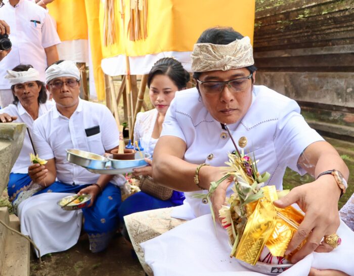 wagub-bali-giri-prasta-hadiri-karya-mendem-pedagingan-di-pura-rambut-siwi-getasan