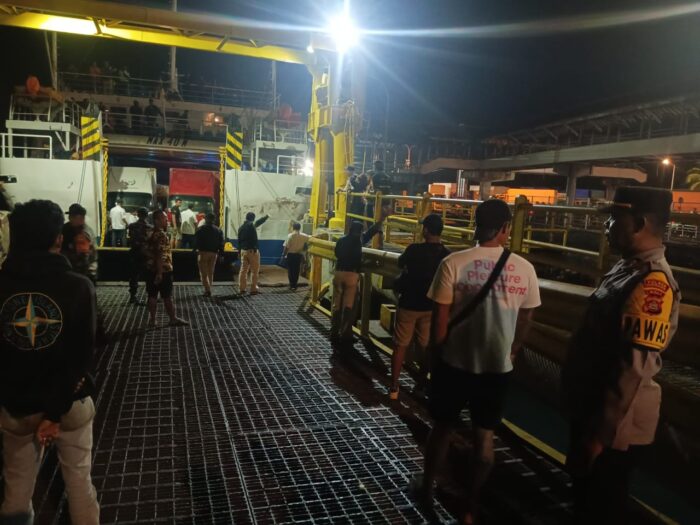 penumpang-panik-kmp-gading-nusantara-alami-blackout-di-dermaga-1-padangbai