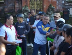 Bakesbangpol dan KPU Badung Semarakkan HUT RI ke-80 Dengan Gowes dan Pembagian Bendera