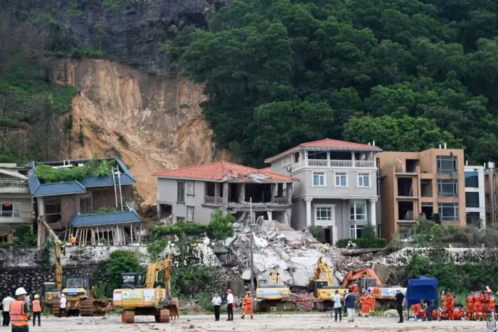 china-selatan-luluh-lantak-puluhan-ribu-orang-dievakuasi-setelah-hujan-lebat-banjir-dan-tanah-longsor
