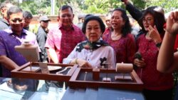 hari-terakhir-bulfest-2025-megawati-sukarnoputri-kunjungi-stan-umkm-dan-pameran-topeng