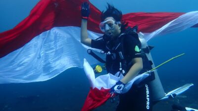 hut-ri-ke-80-merah-putih-berkibar-di-bawah-laut-tulamben