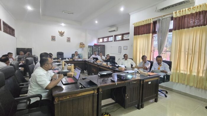 komisi-dprd-buleleng-gelar-rapat-kerja-bahas-perubahan-apbd-2025