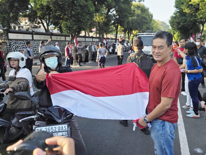 pemkab-buleleng-bagikan-1-000-bendera-merah-putih-kobarkan-semangat-nasionalisme-jelang-hut-ri-ke-80