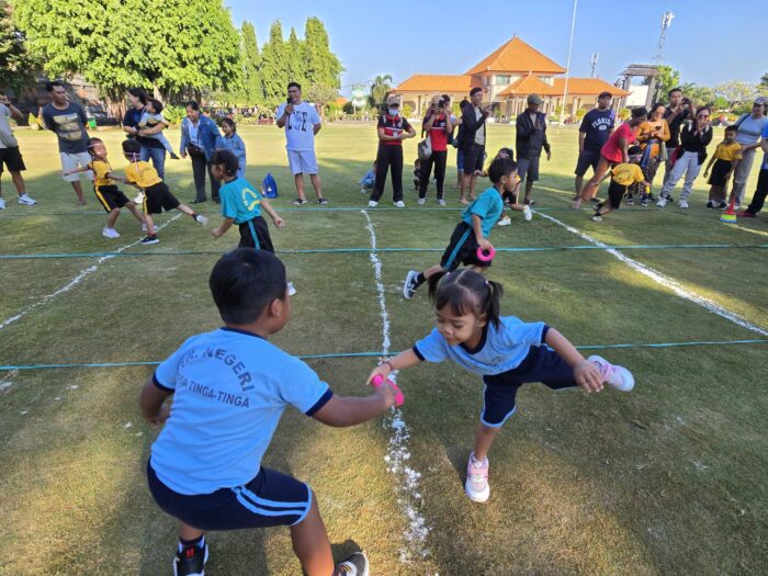 tumbuhkan-semangat-sportivitas-sejak-dini-puluhan-siswa-tk-ikuti-lomba-estafet-menyusun-ring-di-singaraja