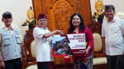 bantuan-inisiatif-pegawai-ojk-bpd-bali-dan-fkljk-senilai-rp-700-juta-disalurkan-gubernur-koster-terima-kasih-bisa-ringankan-beban-korban