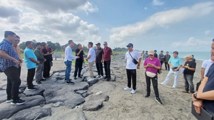 bupati-badung-dampingi-gubernur-bali-sidak-pembangunan-di-kawasan-pantai-berawa