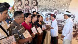 gubernur-koster-serahkan-bantuan-rp-34-m-untuk-korban-banjir-warga-harus-tetap-sehat-dan-kuat