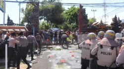 massa-serbu-polres-buleleng-dalmas-hingga-penembak-jitu-dikerahkan