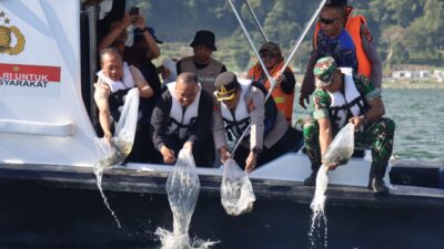 ribuan-ikan-kembali-ditebar-di-danau-batur-sekda-ajak-jaga-kelestarian