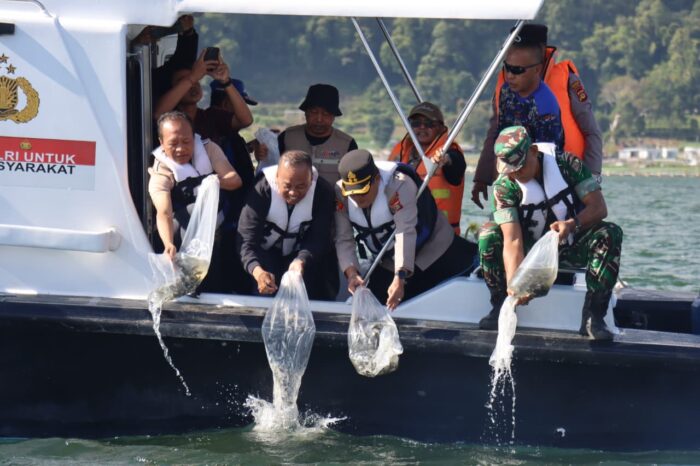 ribuan-ikan-kembali-ditebar-di-danau-batur-sekda-ajak-jaga-kelestarian