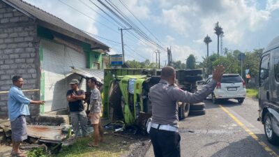 Truk Tabrak Warung, Sopir Selamat