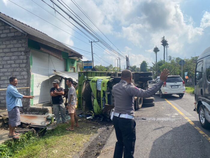 Truk Tabrak Warung, Sopir Selamat Truk Tabrak Warung, Sopir Selamat